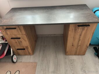 Psací stůl - dekor dub + beton / rozměry: 138/76/60 cm - 4