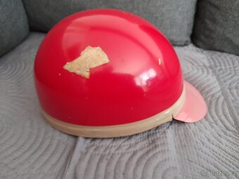 Stará retro helma kokoska za 949,- - 4