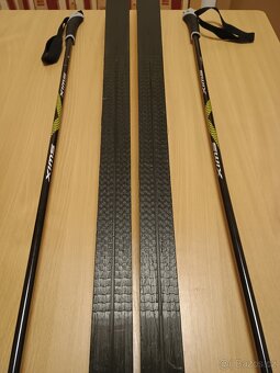 Dětské běžky Atomic 120 cm s vázáním SNS +boty a hole ZDARMA - 4