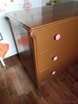 Dřevěná komoda - 4