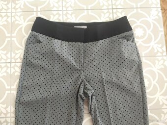 1x oblečené kalhoty Orsay S společenské puntíky šedé - 4