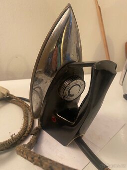 Stará funkční elektrická žehlička. - 4