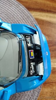 Auto Bugatti na stojanu - 4