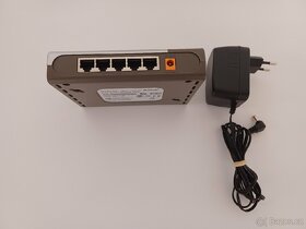 5ti portový síťový switch D-Link DES-1005D. - 4