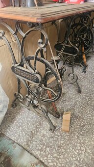 Starý šicí stroj na litinových nohách - 4