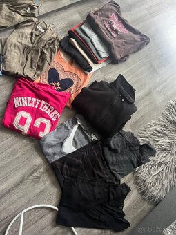 3 krabice dámského oblečení - 4