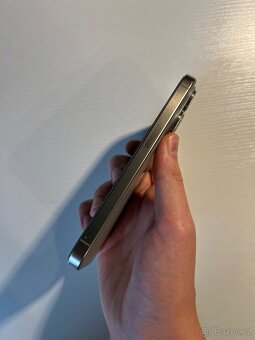 iPhone 15 Pro, baterie 100% - 4