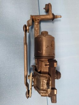 Prodám motorek na stěrače Touran - 4