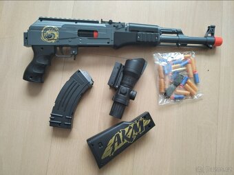 Prodám dětský samopal AKM, zlatý, černý - 4