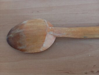 Stará ručně vyřezávaná dřevěná dlouhá lžíce - 4