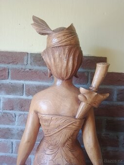 Dřevěná socha ženy - 4
