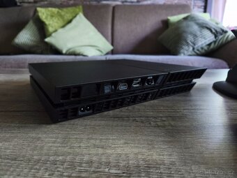 PlayStation 4 1TB + Dualshock + nabíjecí stojan - 4