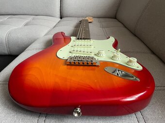 Squier Stratocaster Standard Series + Fender Mustang V2 110W - 4