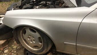 MB W211 kapota maska znak - 4