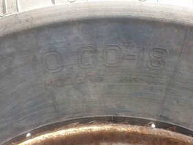 Pneumatika s diskem,pravdepodobne na vozidlo GAZ 63 - 4