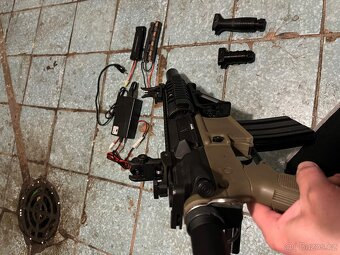 Airsoft M4/AR15 útočná puška s příslušenstvím - 4