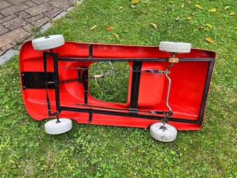 Šlapací autíčko historické červené - 4
