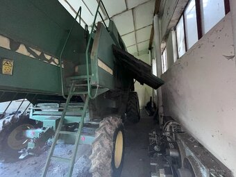 sklízecí mlátička John Deere 2064 - 4