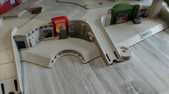 Hotwheels garáž + další dráhy - 4