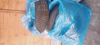 Prodám zimní 205/55/17 - 4