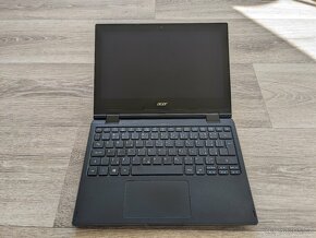 Starší a drobný Acer notebook - 4