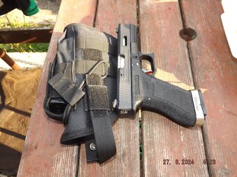 Prodám airsoftovou pistoli, samopal a veškeré vybavení - 4