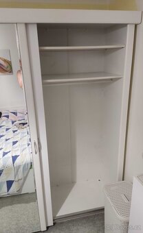 Prodám bílou třídveřovou skříň s posuvnými dveřmi a zrcadlem - 4