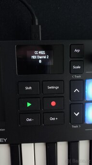 DAW kontrolér NOVATION Launchkey Mini 25 MK4 klávesy - 4