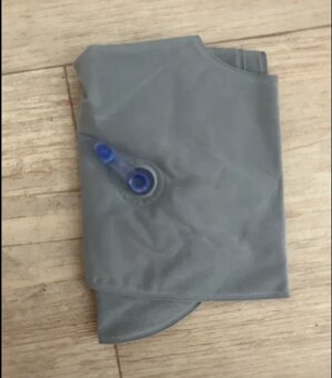 Nafukovací cestovní polštářek za krk - 4