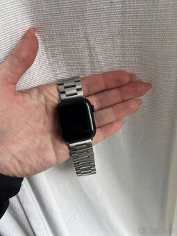 Apple Watch Series 7 top stav - 4