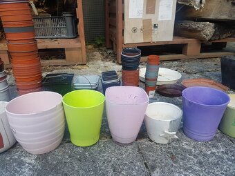 Květináče a obaly keramické i plastové + pár podmisek - 4