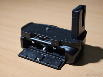 Bateriový grip pro Nikon D5100/5200/5300 - 4