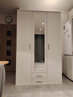 Nová šatní skříň se zrcadlem - 4