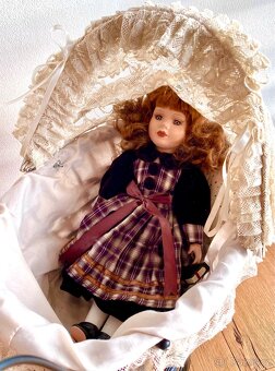 Starý krásný kočárek s panenkou - 4