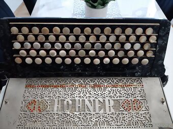 Prodám knoflíkovou harmoniku - Hohner -36 x36x 19 cm - 4