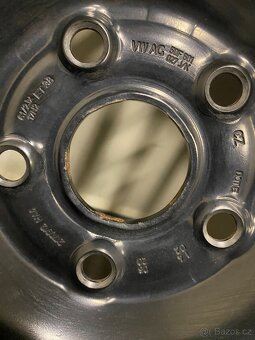ORIGINAL sada plech. disků Audi Q3, VW Tiguan 215/65/17 - 4