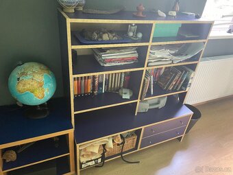 Knihovna plus stolek - 4