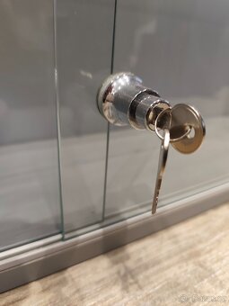 Skleněná vitrína – zamykací - 4