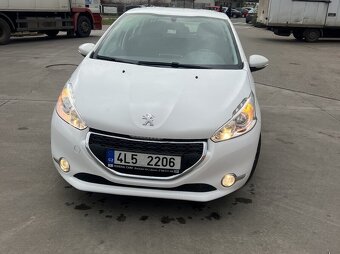 Peugeot 208 ve velmi dobrém stavu, najeto 46 013 km,interiér - 4
