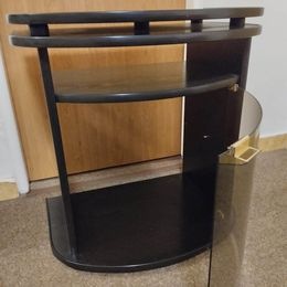 Moderní tv stolek s otáčecí deskou a skleněnými dvířky - 4