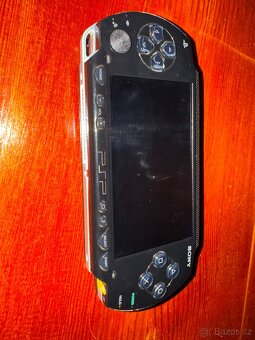 PSP 1003 + nabijecka + obal + 2xUMD - 4
