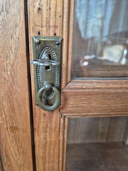 Koloniální starožitná prosklená vitrína z masivního dřeva - 4