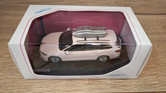 Škoda Superb IV Combi 1:43 - Valentýn 2025 - 4