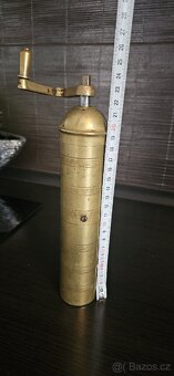 Starý mosazný mlýnek na kávu - 4