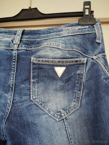 Bokové džíny značky GUESS - 4