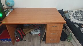 Mohutný psací stůl stavěný na zakázku - 4
