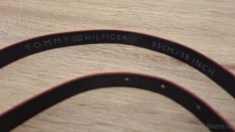 Tmavě růžový tenký pásek Tommy Hilfiger - 4