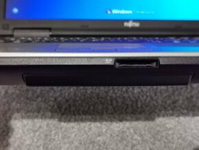 Fujitsu LifeBook E752 - 4