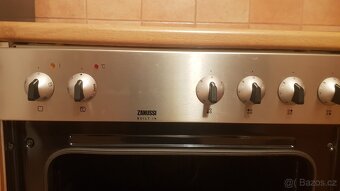 Vestavěna trouba +varna deska Zanussi - 4