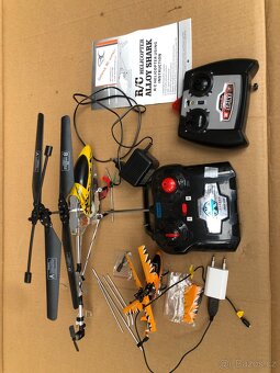 Dva modely RC vrtulníků na ND - 4
